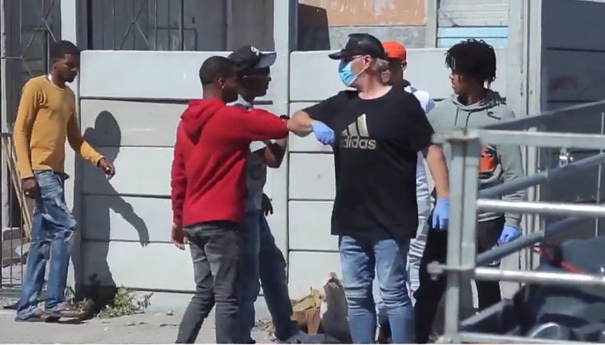 Littéralement un miracle” : Des gangs rivaux en Afrique du Sud appellent à une trêve pour aider les gens pendant une pandémie