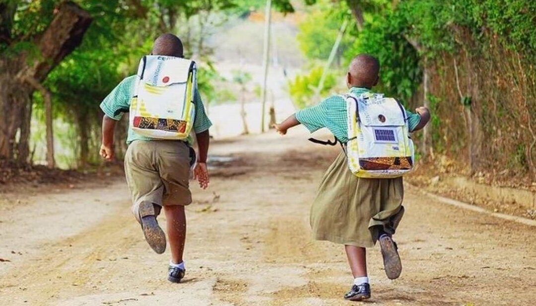 Transformer des vieux sacs de ciment en sacs à dos à chargement solaire pour aider les enfants à lire le soir !